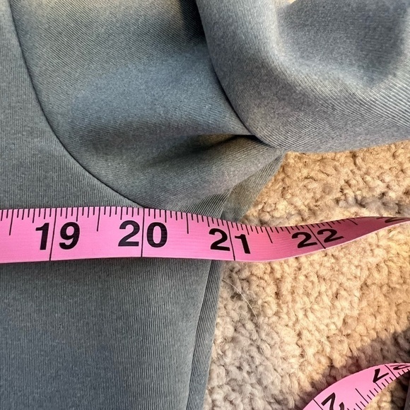 Nike Women’s Gray Thermal Fit Top Size Large NWT - Picture 7 of 10